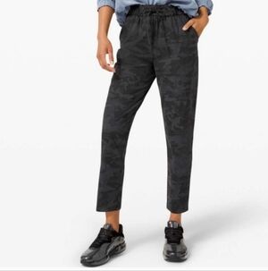 Lululemon Keep Moving Pant 7/8 High-Rise in Incognito‎ Camo Multi Grey size 12
